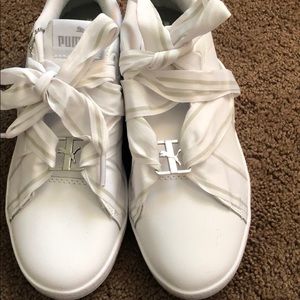 White puma shoes ! Size 7 in women’s